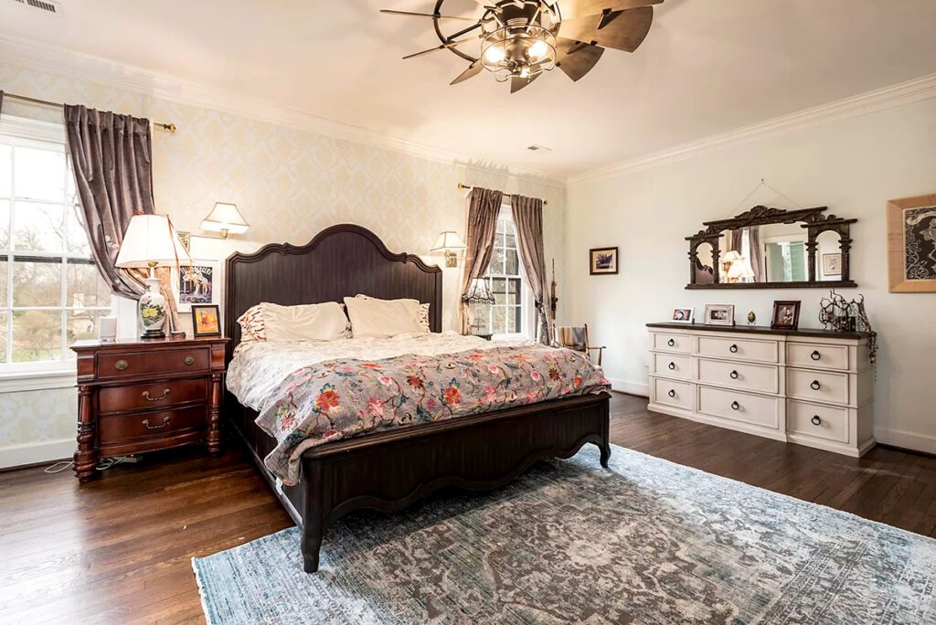 Vintage Elegance Bedroom Design with Floral Touches