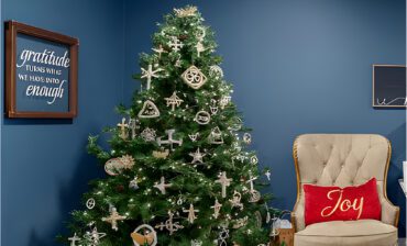 Decorate a Christmas Tree with Rustic and Homemade Aesthetic