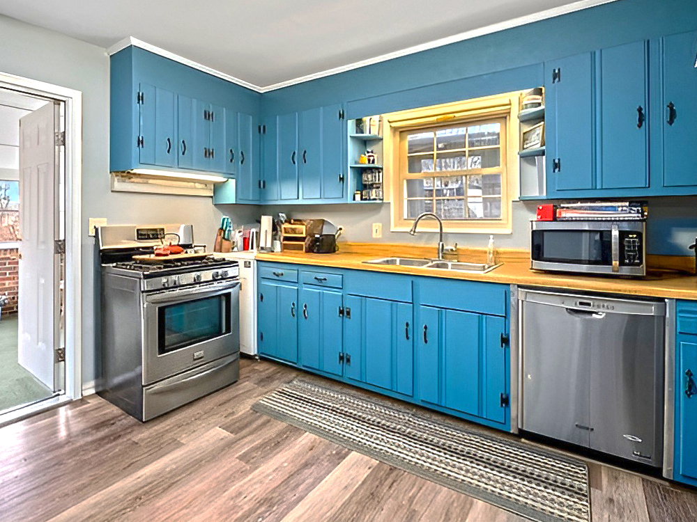 Retro Kitchen Design With Turquoise Cabinets 
