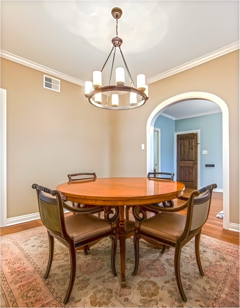 Traditional Dining Design With Rustic Round Table